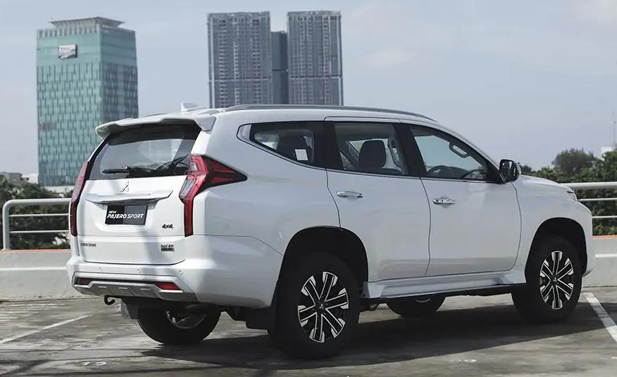 7 PAJERO SPORT TAMBAK SAMPING BELAKANG KANAN	