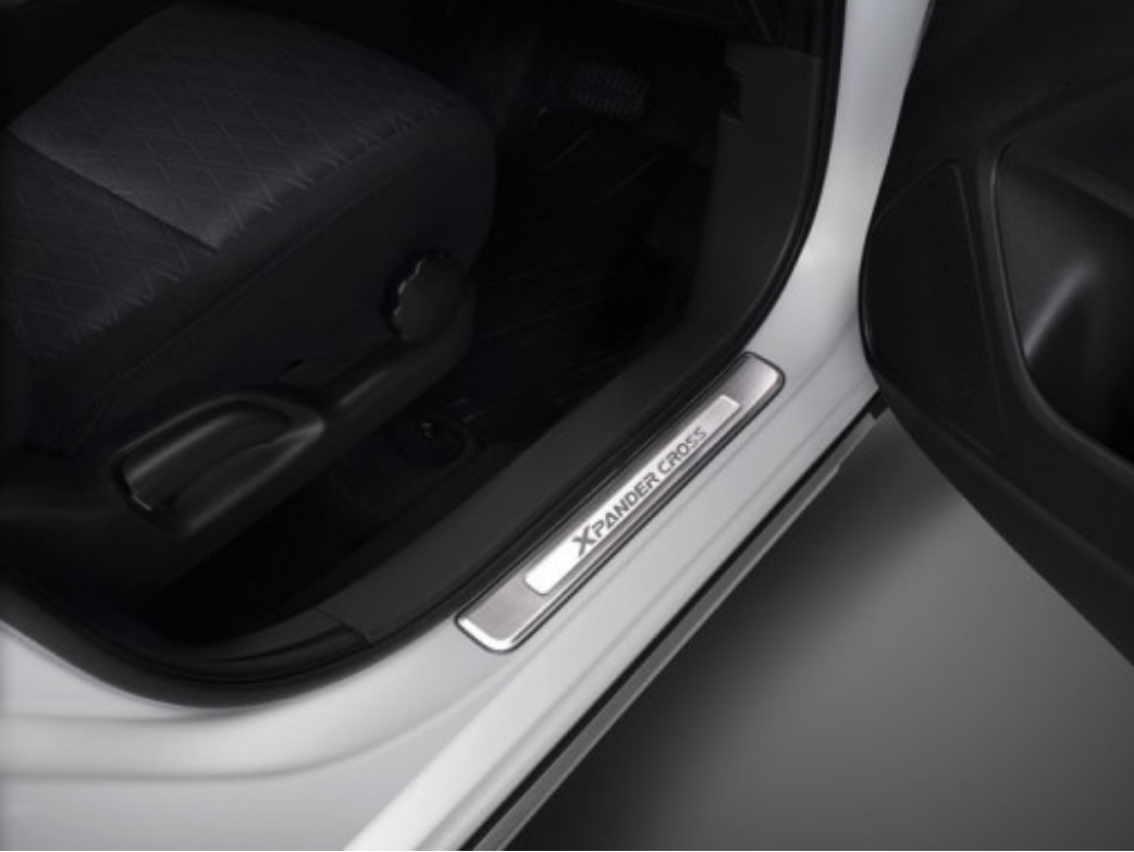 SCUFF PLATE XPANDER CROSS	